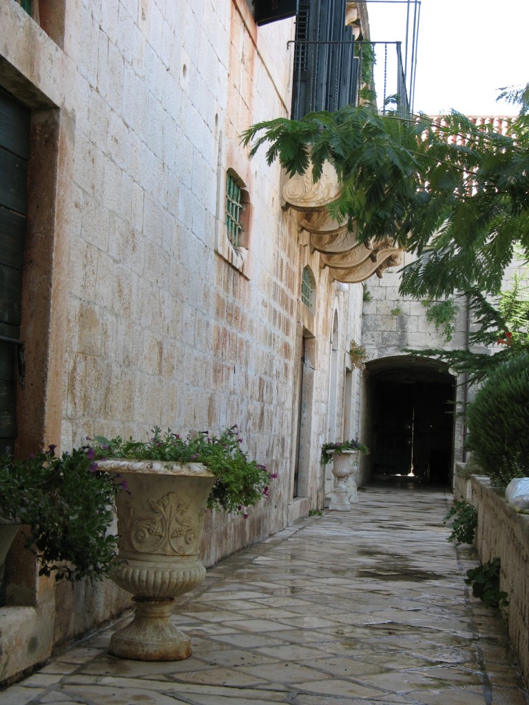 The-courtyard-in-Vis