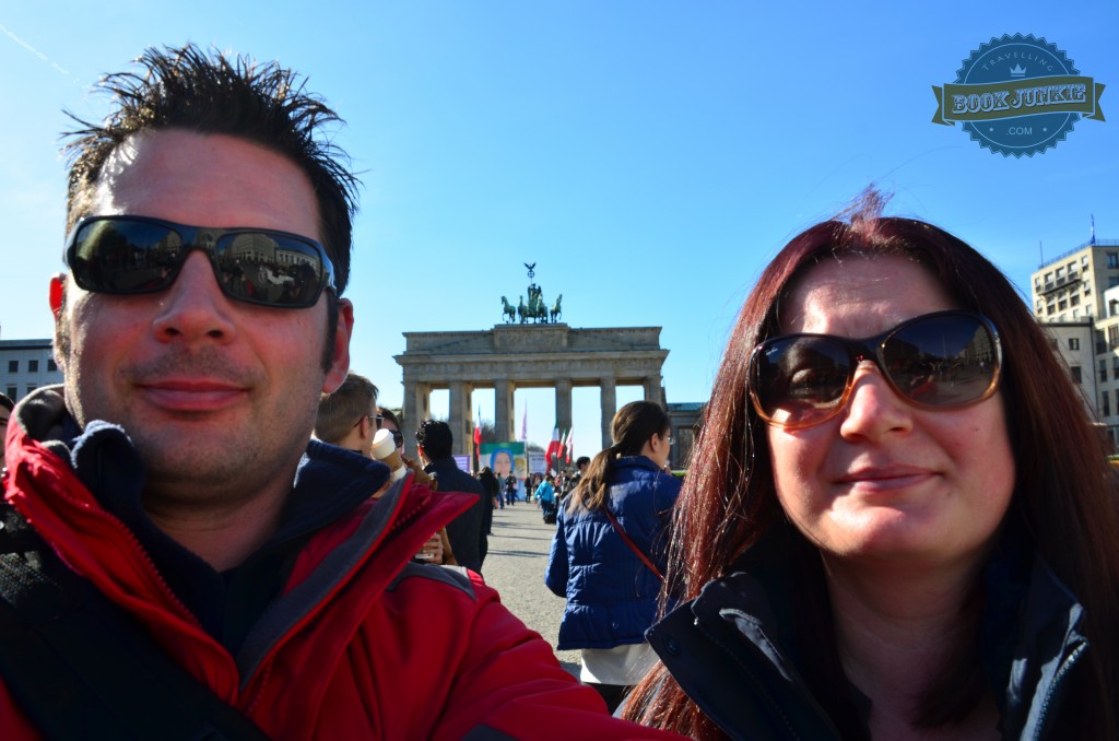 Travelling-book-junkie-does-a-selfie-at-the-Brandenburg-Gate at the start of the Sandemans walking tour