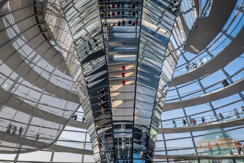 Mirroed-cone-inside-the-Reichstag-Dome