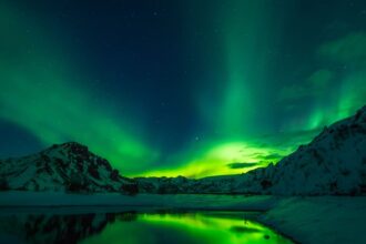 Chasing the northern lights in Iceland via @tbookjunkie