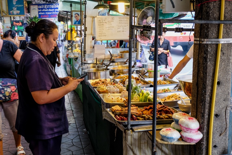 bangkok, street food, thailand, eating, stalls, food, market, eating, street, thai, travellingbookjunkie