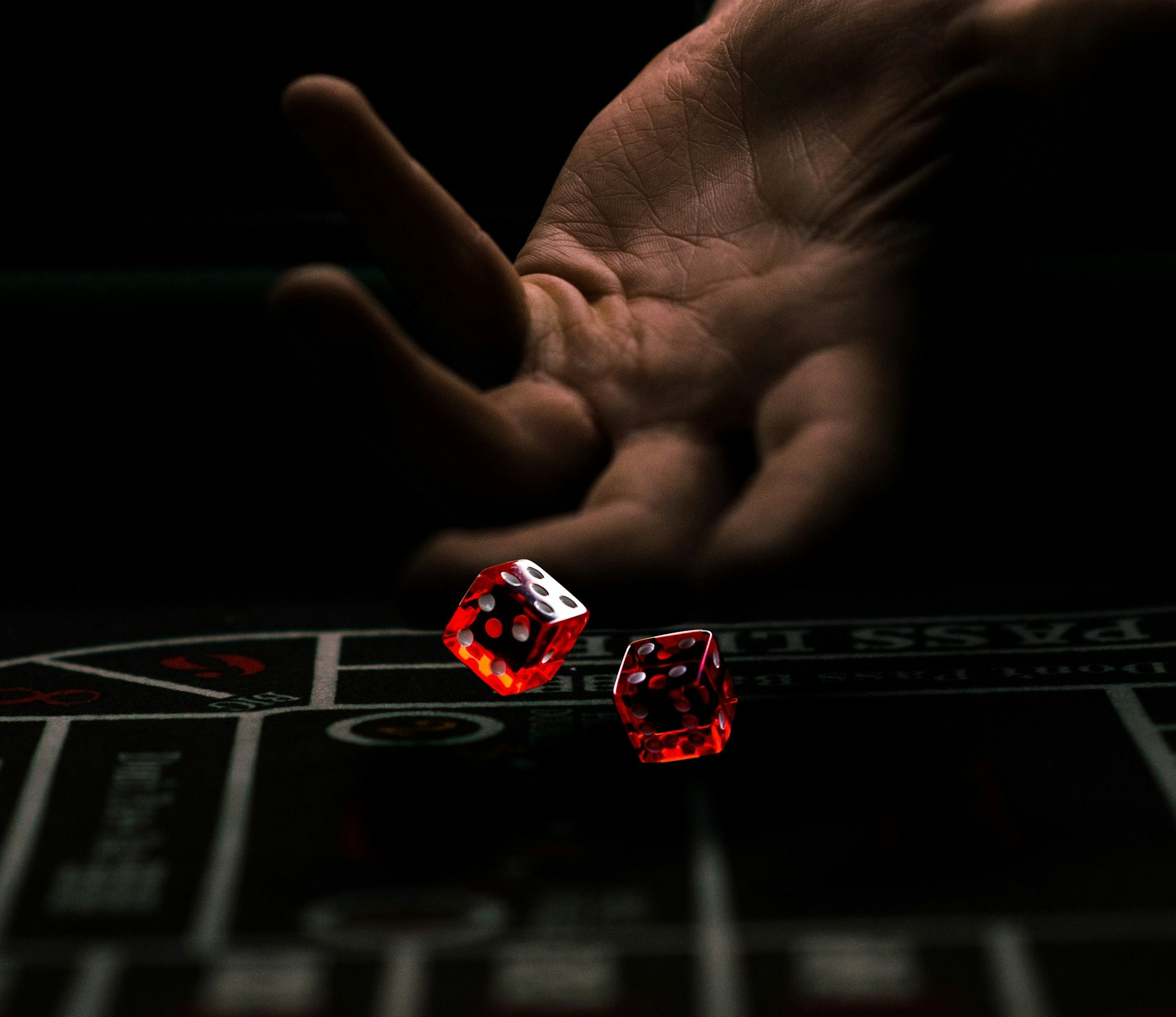 Gambling with dice at the roulette wheel