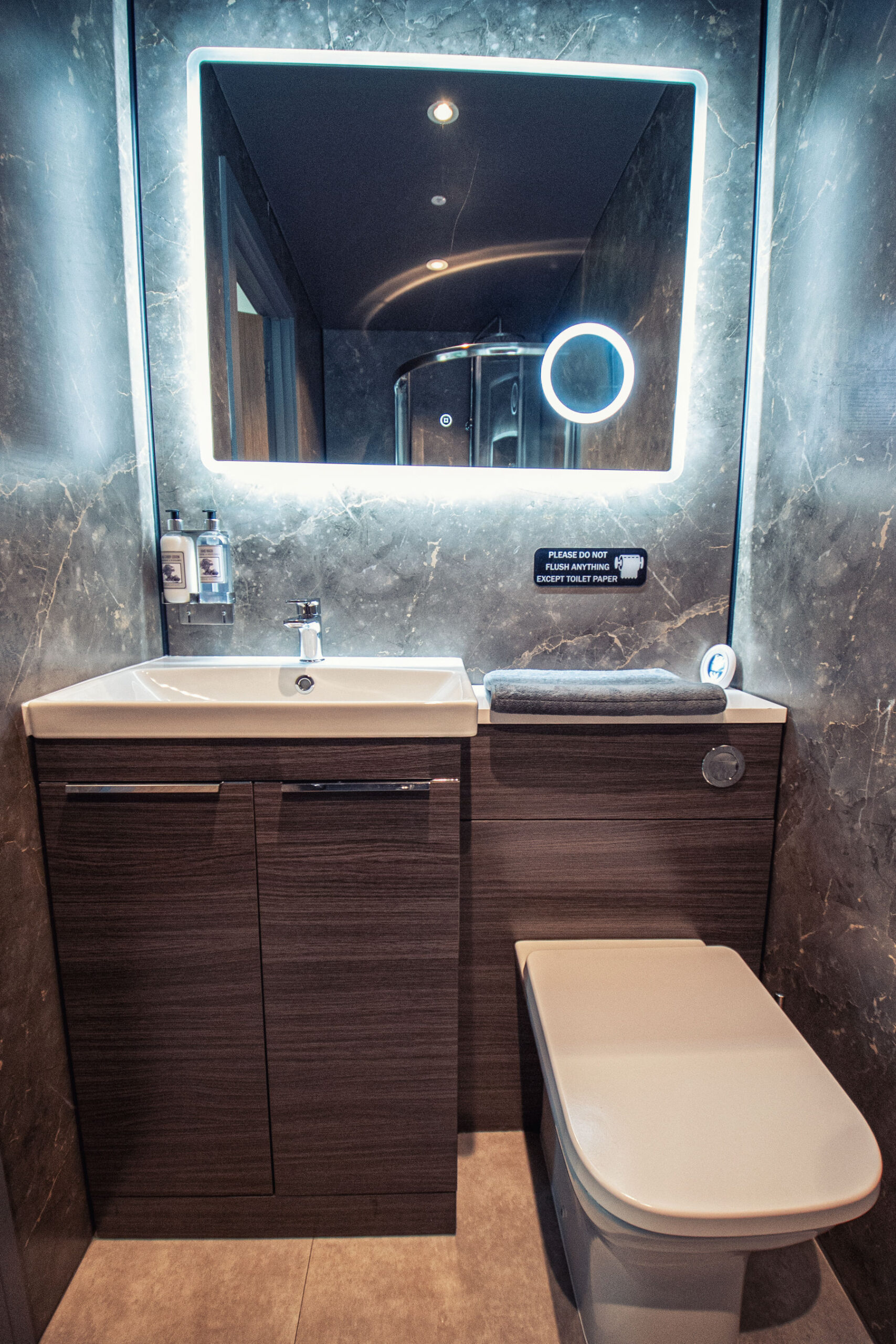 The bathroom of the Emperor Cabin